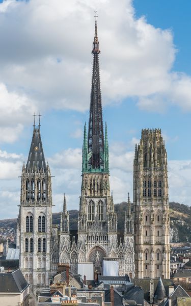 Файл:Rouen Cathedral as seen from Gros Horloge 140215 4.jpg