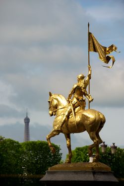 Statue of Jeanne d'Arc in Paris, Rue de Rivoli.jpg