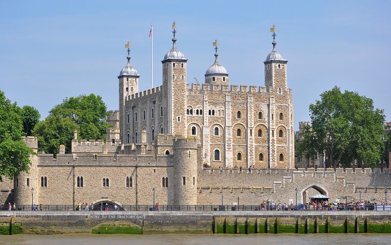 Файл:Tower of London viewed from the River Thames.jpg
