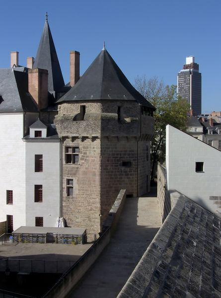 Файл:Nantes - château - tour du vieux donjon.jpg