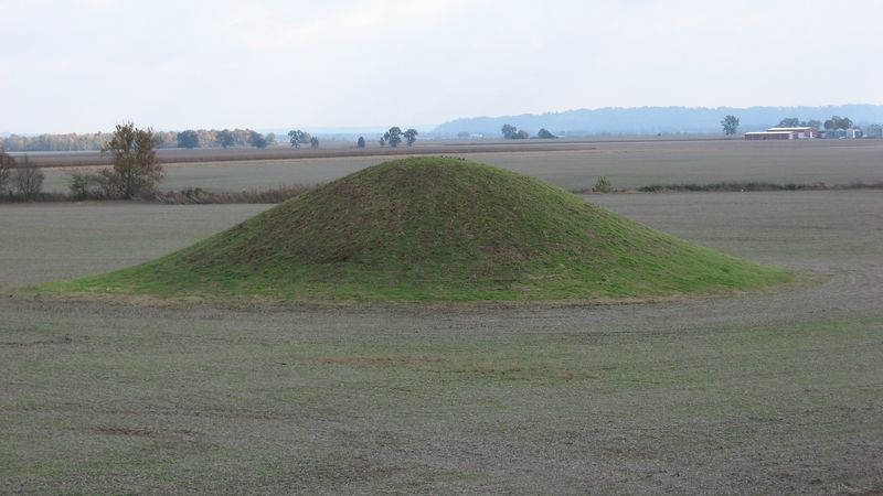 Файл:Cleiman Mound with village.jpg