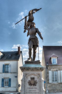 Statue de Jeanne d'Arc à St Pierre Le Moûtier.jpg