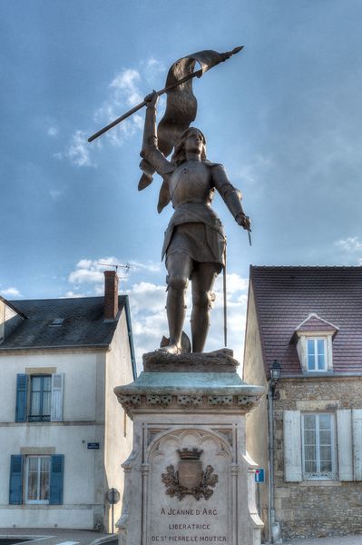 Файл:Statue de Jeanne d'Arc à St Pierre Le Moûtier.jpg