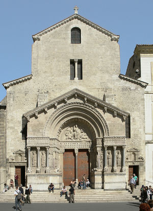 Arles kirche st trophime fassade sky.JPG