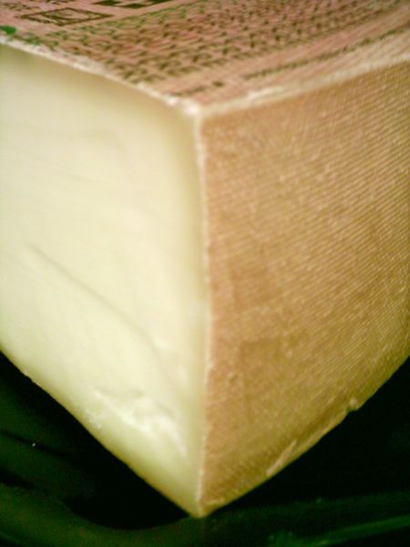 Файл:Gruyère cheese.jpg