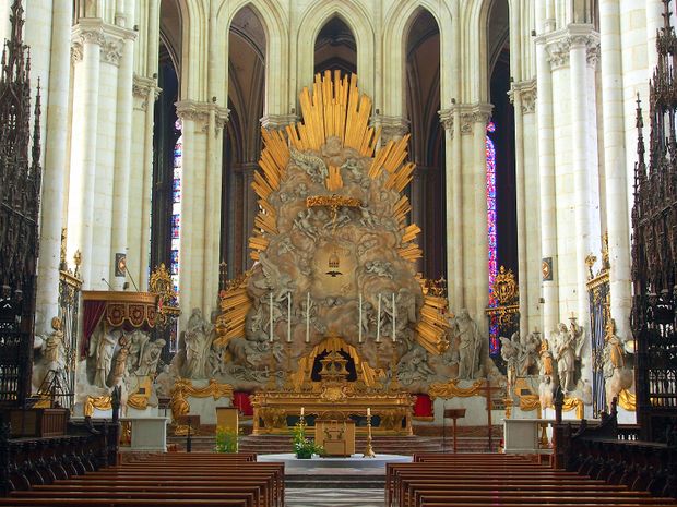 Altar in Amiens Cathedral.jpg