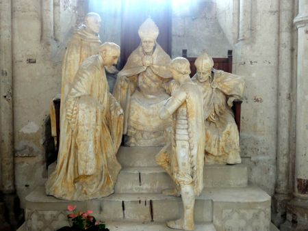Noyon (60), cathédrale Notre-Dame, déambulatoire, 2e chapelle droite du sud, groupe sculpté - la réhabilitation de sainte Jeanne-d'Arc 1.jpg