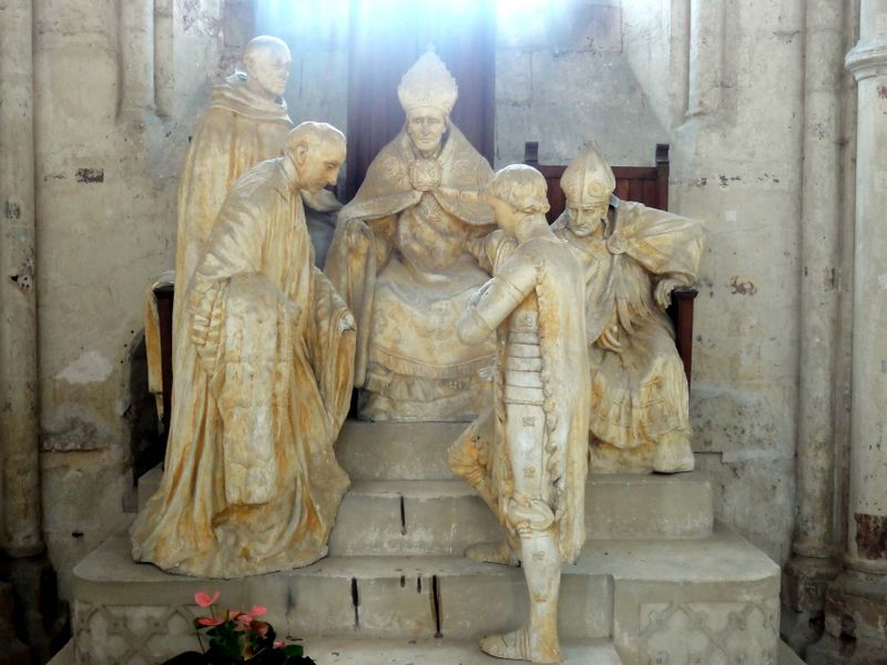 Файл:Noyon (60), cathédrale Notre-Dame, déambulatoire, 2e chapelle droite du sud, groupe sculpté - la réhabilitation de sainte Jeanne-d'Arc 1.jpg