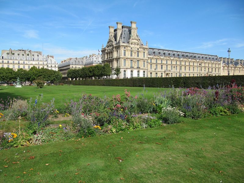 Файл:Le Louvre vu du Jardin des Tuileries.jpg