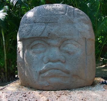 Olmeca head in Villahermosa.jpg