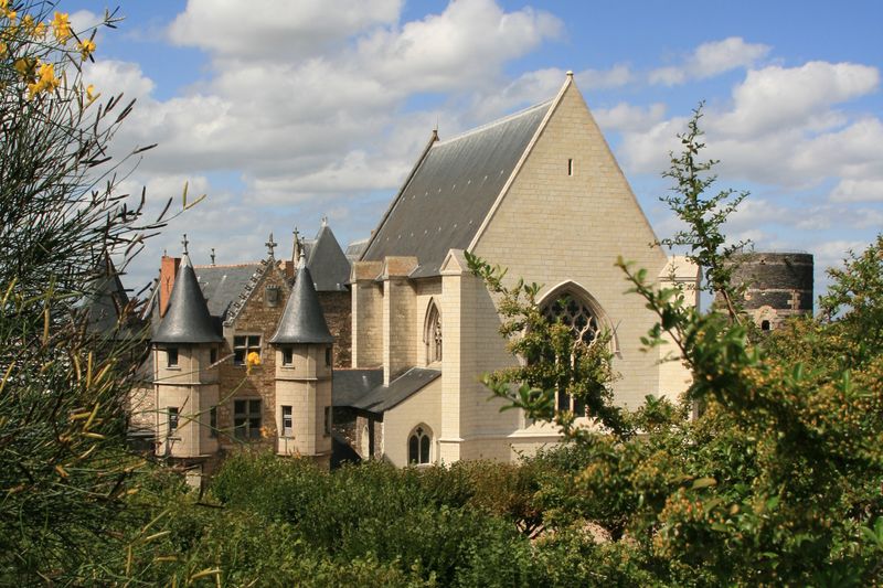 Файл:Angers - Château - Le châtelet, la chapelle et la tour du moulin - 20080921.JPG