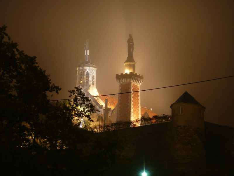 Файл:Chapelle Notre-Dame de Pipet de nuit Vienne.jpg