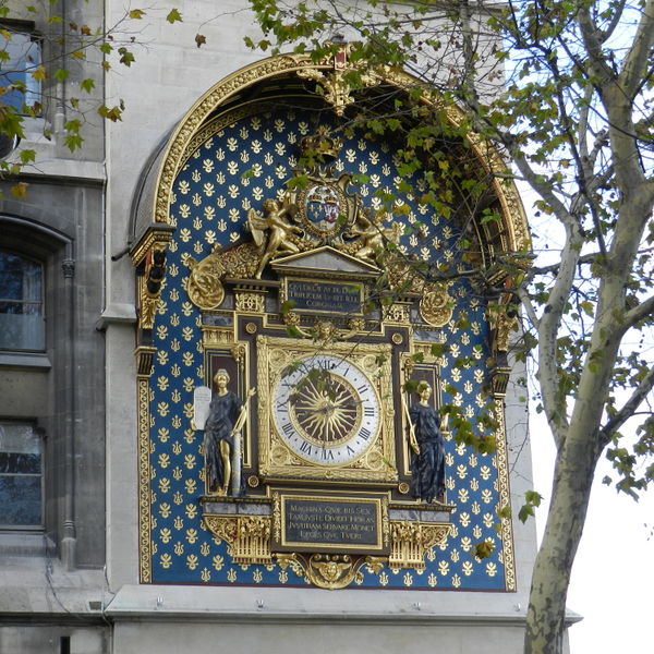 Файл:Horloge de Charles V - L’horloge est à moitié masquée par un arbre placé devant.jpg